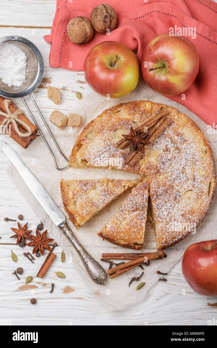 Tarte Aux Pommes Faite Maison Avec De La Cannelle Cardamome Et D Anis Etoile Des Gateaux D Automne Traditionnelle Pour Le The Selective Focus Photo Stock Alamy