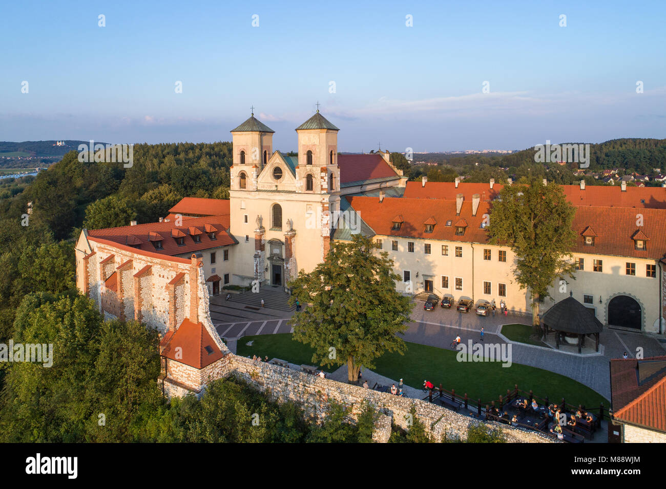 Tyniec, près de Cracovie, Pologne. Abbaye bénédictine et Eglise Saint Pierre et Paul sur la colline rocheuse à la Vistule. Vue aérienne Banque D'Images