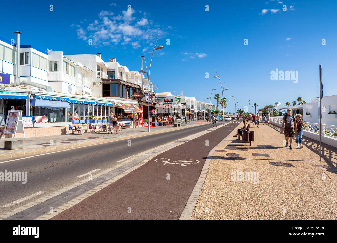 Puerto del Carmen, Espagne - Décembre 24, 2016 : l'Avenida de las Playas Street view avec les touristes à Puerto del Carmen, Espagne. Avenida de las Playas est 7 Banque D'Images