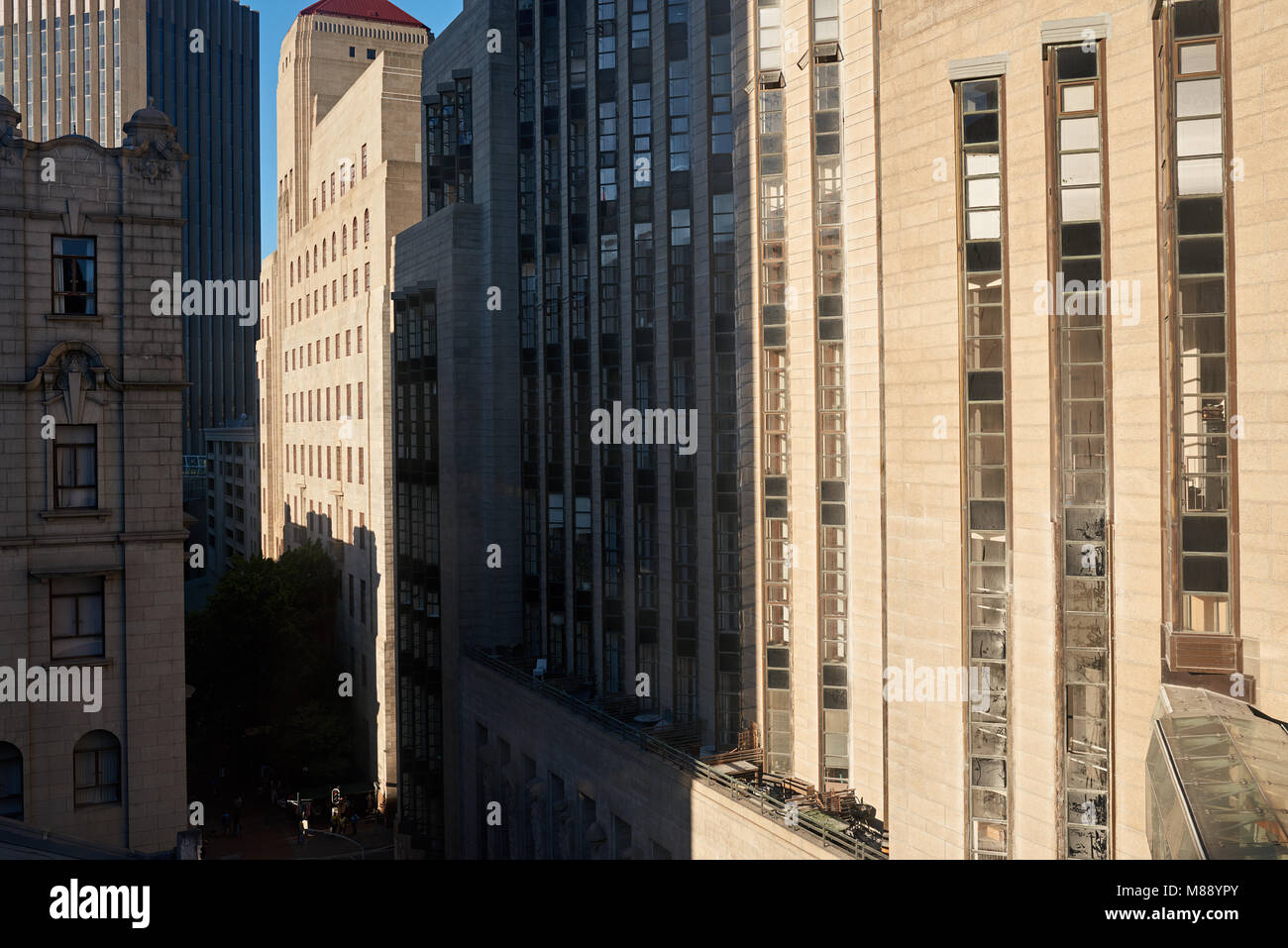 Les bâtiments modernes dans l'ombre d'une rue dans le quartier commerçant d'une ville sur une journée ensoleillée Banque D'Images