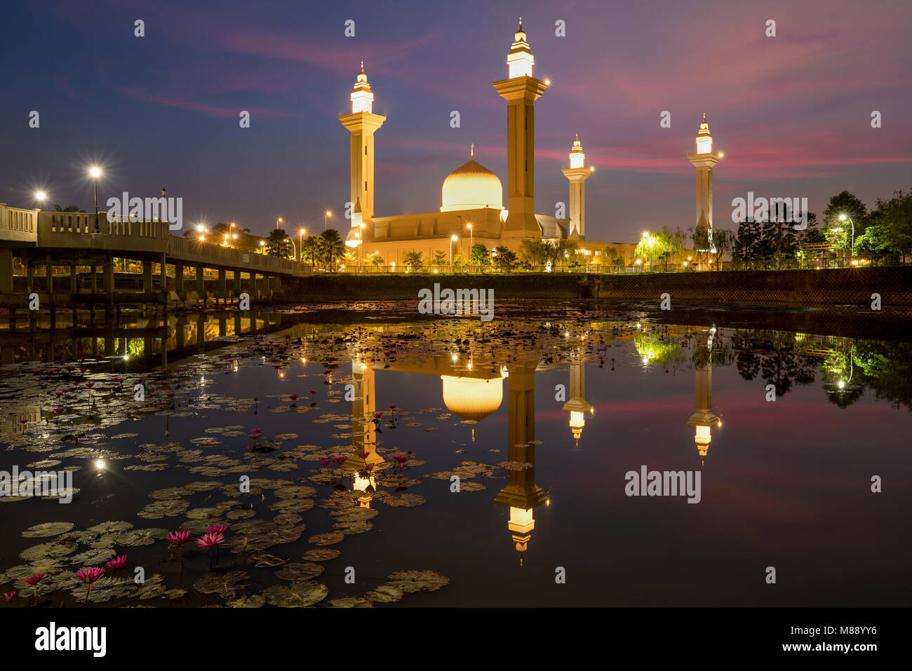 Matin lever du soleil Ciel de Masjid Bukit Jelutong à Shah Alam près de Kuala Lumpur, Malaisie. Également connu sous le nom de mosquée de Tengku Ampuan Rahimah. Banque D'Images