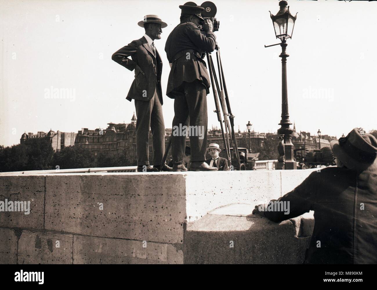 Burton Holmes avec Cameraman, Paris, France, 1918 Banque D'Images