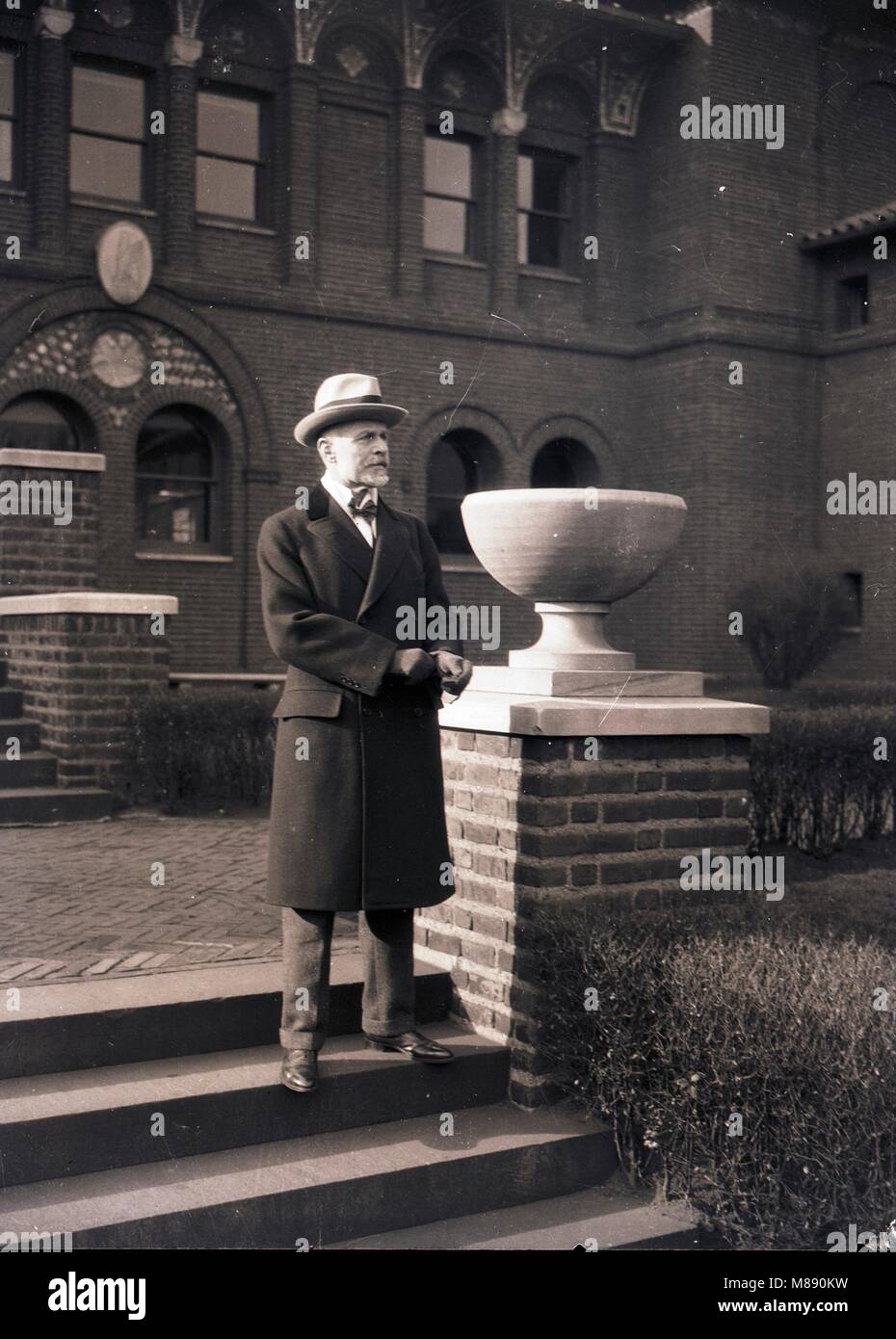 Burton Holmes, en face de l'Université de Pennsylvanie, Philadelphie, 1924 Musée Banque D'Images