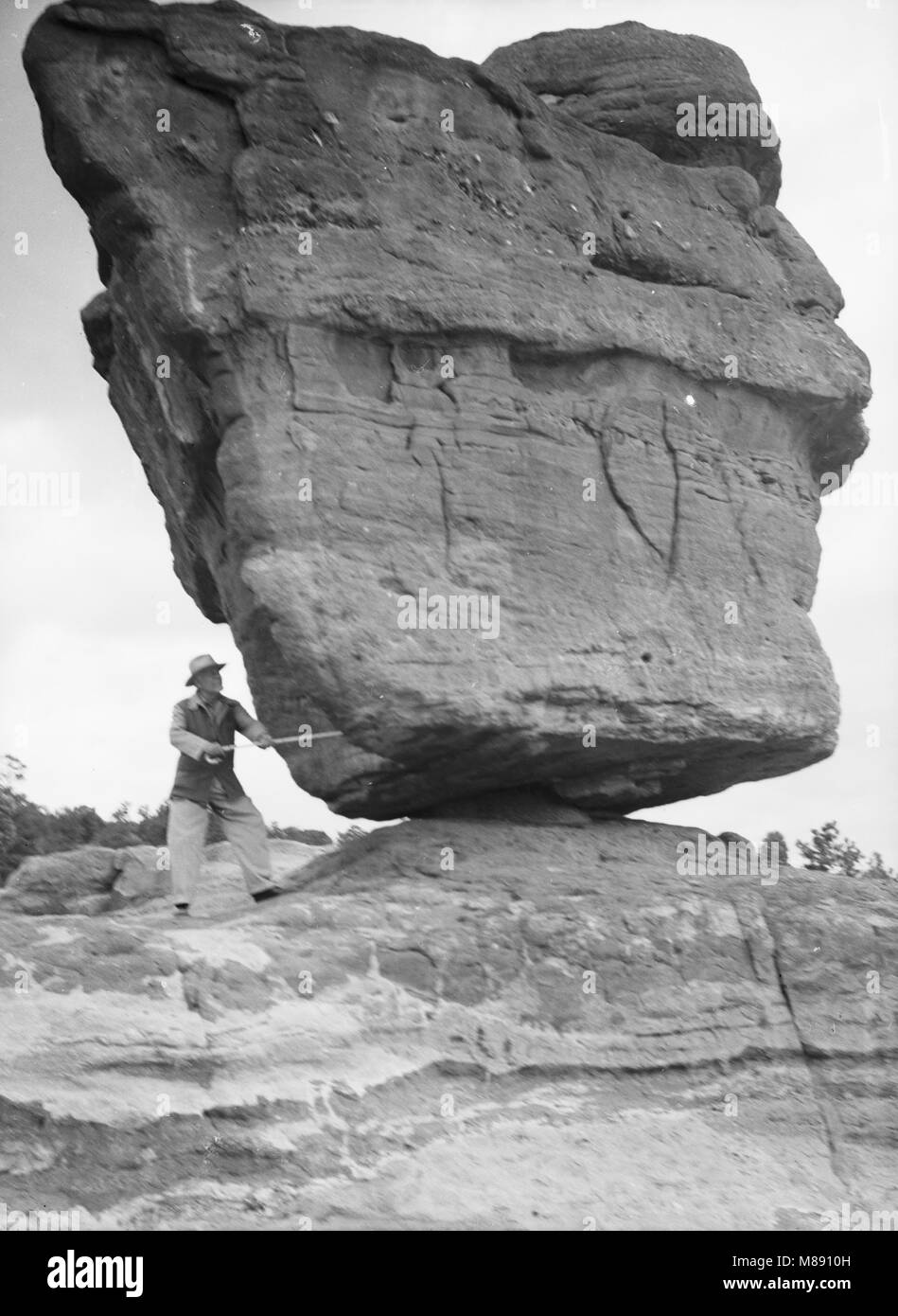 Homme debout à côté du gros rocher, Canadian Rockies Banque D'Images
