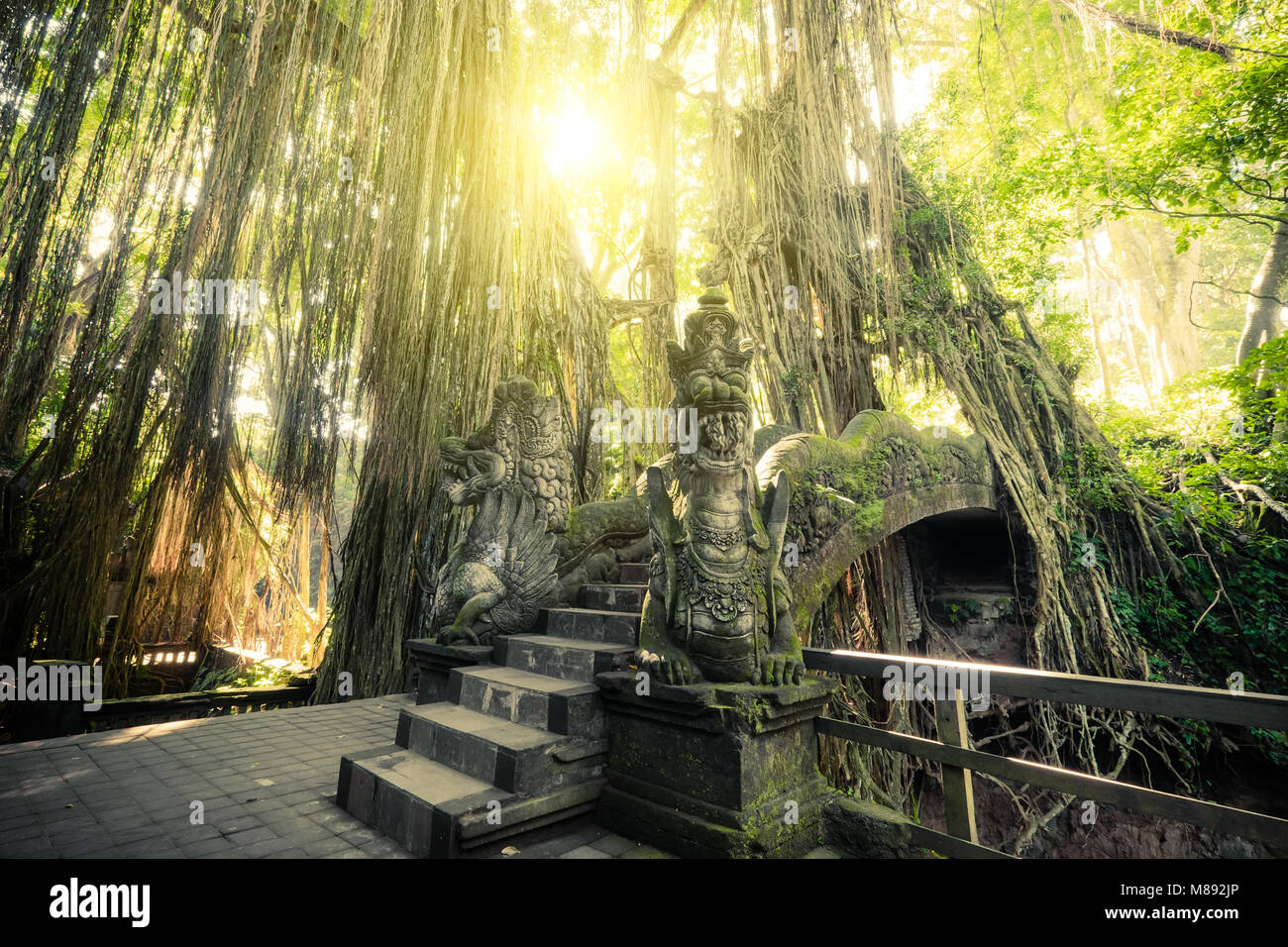Couleurs de fantaisie surréaliste lever du soleil avec Monkey Forest pont Lion Barong et Temple Hindou. Bali, Indonésie. Paysage de fond mystérieux concept Banque D'Images