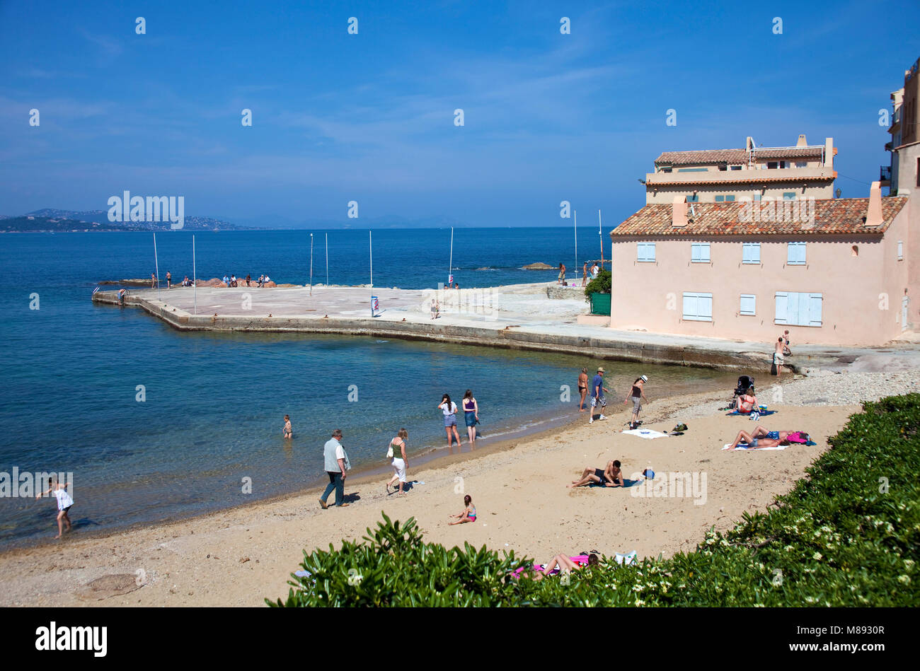 Tour Vieille, vieux port avec petite plage, vieille ville de Saint-Tropez, Côte d'Azur, France Sud, Côte d'Azur, France, Europe Banque D'Images