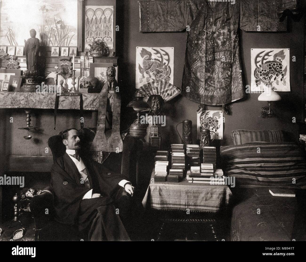 Burton Holmes pose dans sa chambre à coucher, Chicago, Illinois, 1908 Banque D'Images