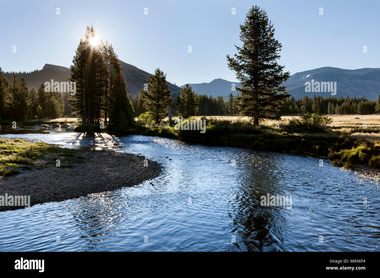 CA02896-00...CALIFORNIE - Le Tuolmne Tuolumne Meadows rivière serpentant dans le Parc National Yosemite. Banque D'Images