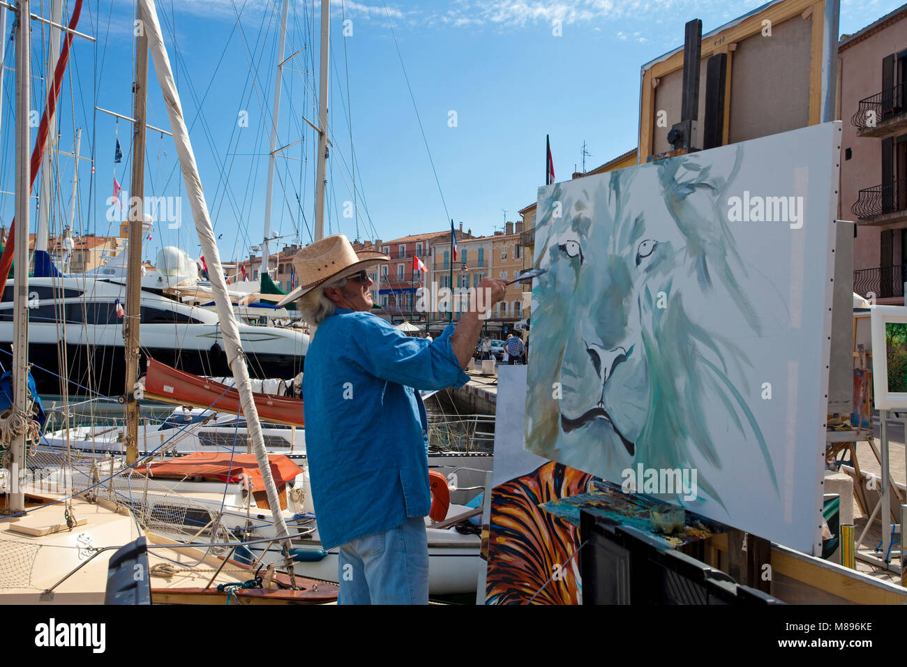 Peintre au travail, flâner, promenade dans le port de Saint-Tropez, Côte d'Azur, France Sud, Côte d'Azur, France, Europe Banque D'Images
