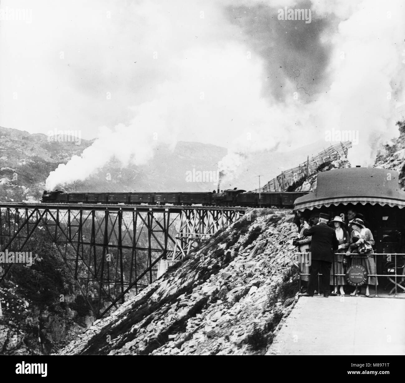 White Horse Railroad Train de voyageurs à la White Pass, par Burton Holmes, 1936 Banque D'Images