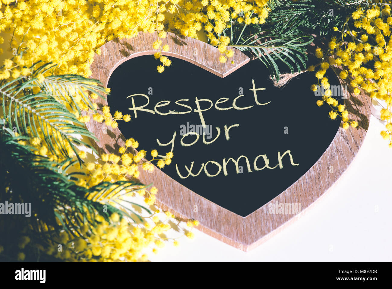 Respecter Votre Femme Message Ecrit Sur Un Tableau Noir Avec Des Fleurs De Mimosa Photo Stock Alamy