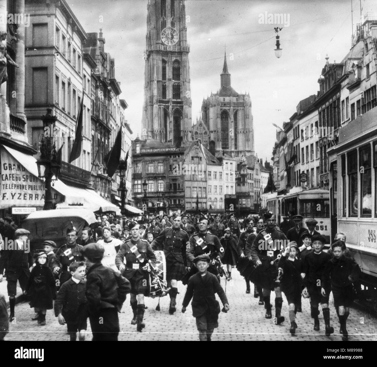 La Première Guerre mondiale, Parade avec Highlanders écossais, Bruxelles, Belgique, par Burton Holmes. 1919 Banque D'Images