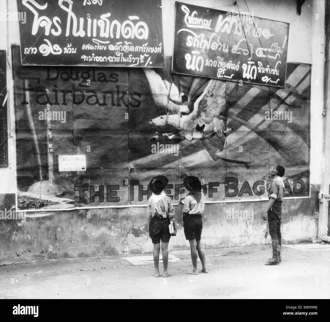 Affichage des garçons de voleur Bagdad Film Billboard, Rangoon, Birmanie. par Burton Holmes, 1925 Banque D'Images