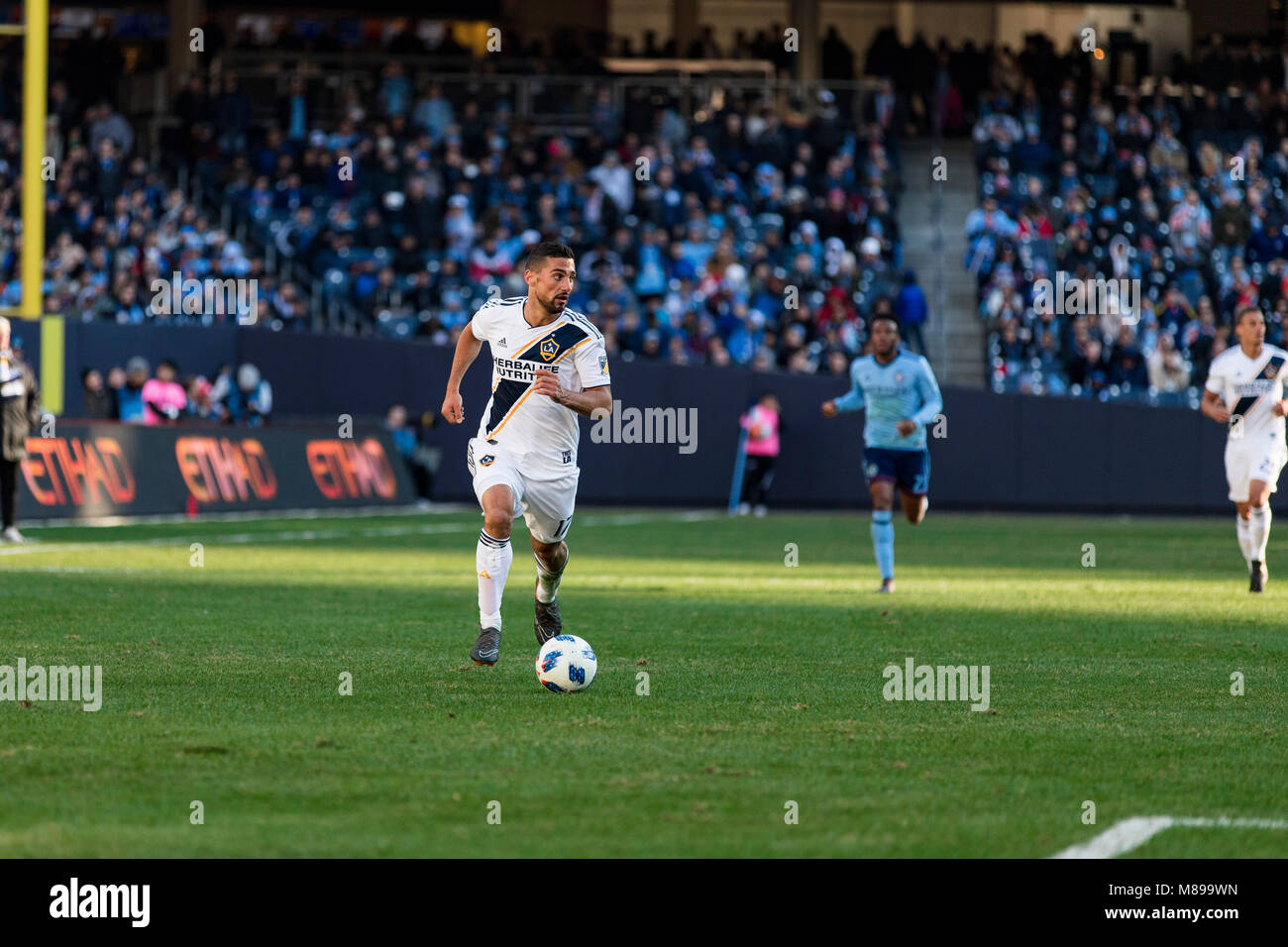 LA Galaxy's Sebastian Lletget (17) s'exécute avec le ballon lors de leur défaite 2-1 à NYCFC. Banque D'Images