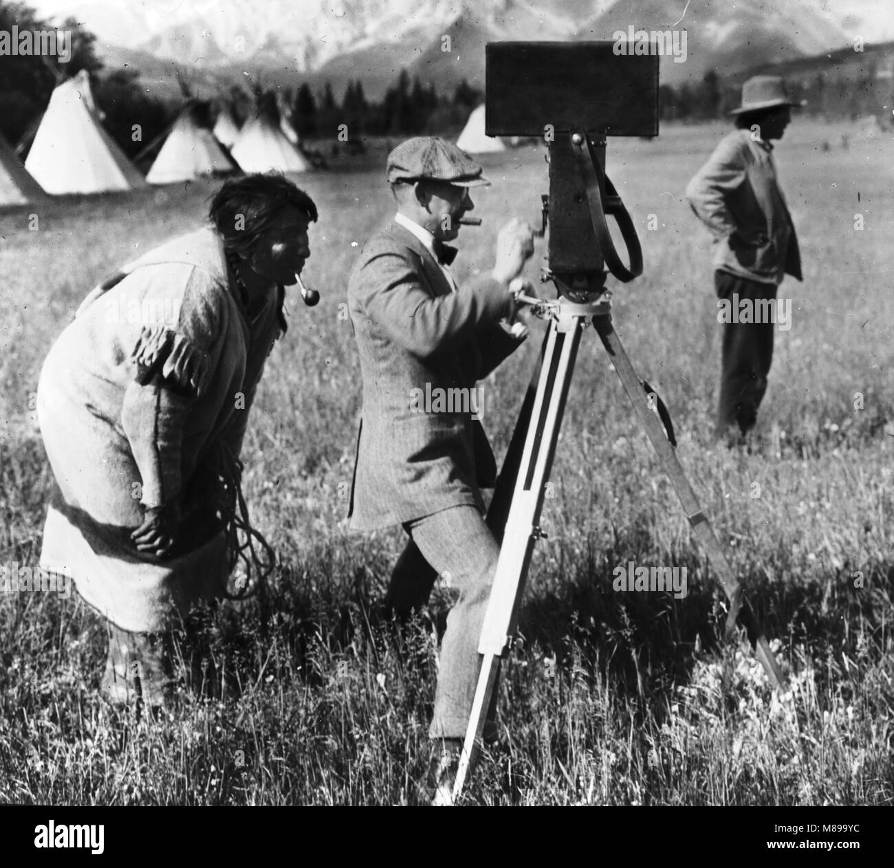 Newsreel Cameraman de à sur, Banff, Canada, par Burton Holmes, 1916 Banque D'Images