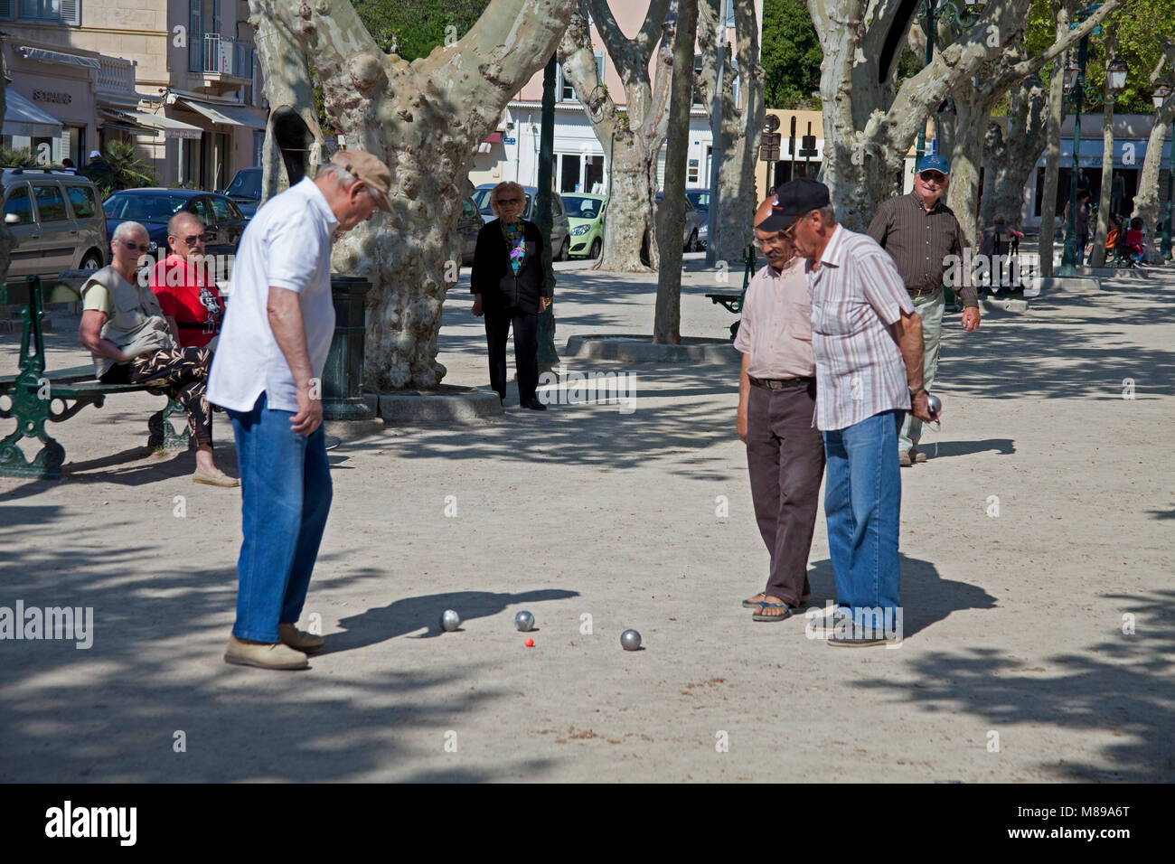 Les hommes de jouer aux boules (pétanque) à la Place des Lices, un jeu populaire, vieille ville de Saint-Tropez, Côte d'Azur, France Sud, Côte d'Azur, France, Union européenne Banque D'Images