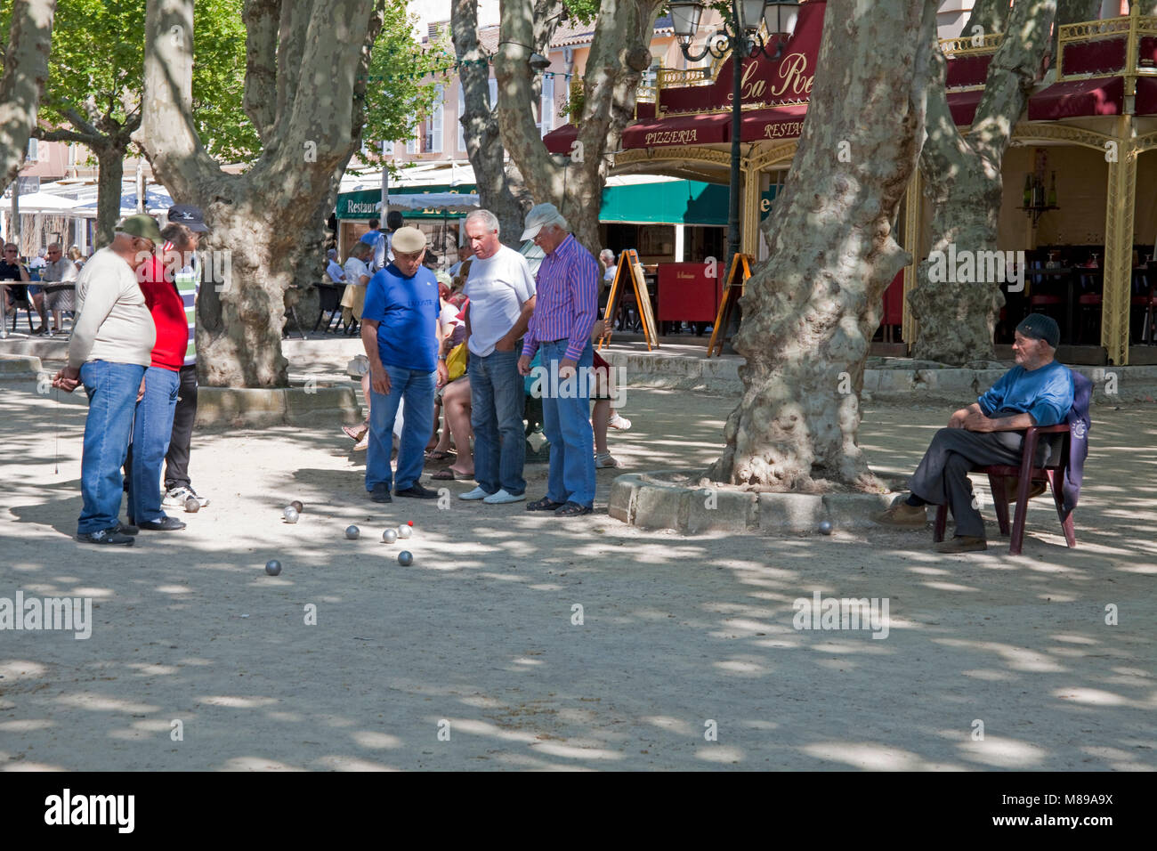 Les hommes de jouer aux boules (pétanque) à la Place des Lices, un jeu populaire, vieille ville de Saint-Tropez, Côte d'Azur, France Sud, Côte d'Azur, France, Union européenne Banque D'Images