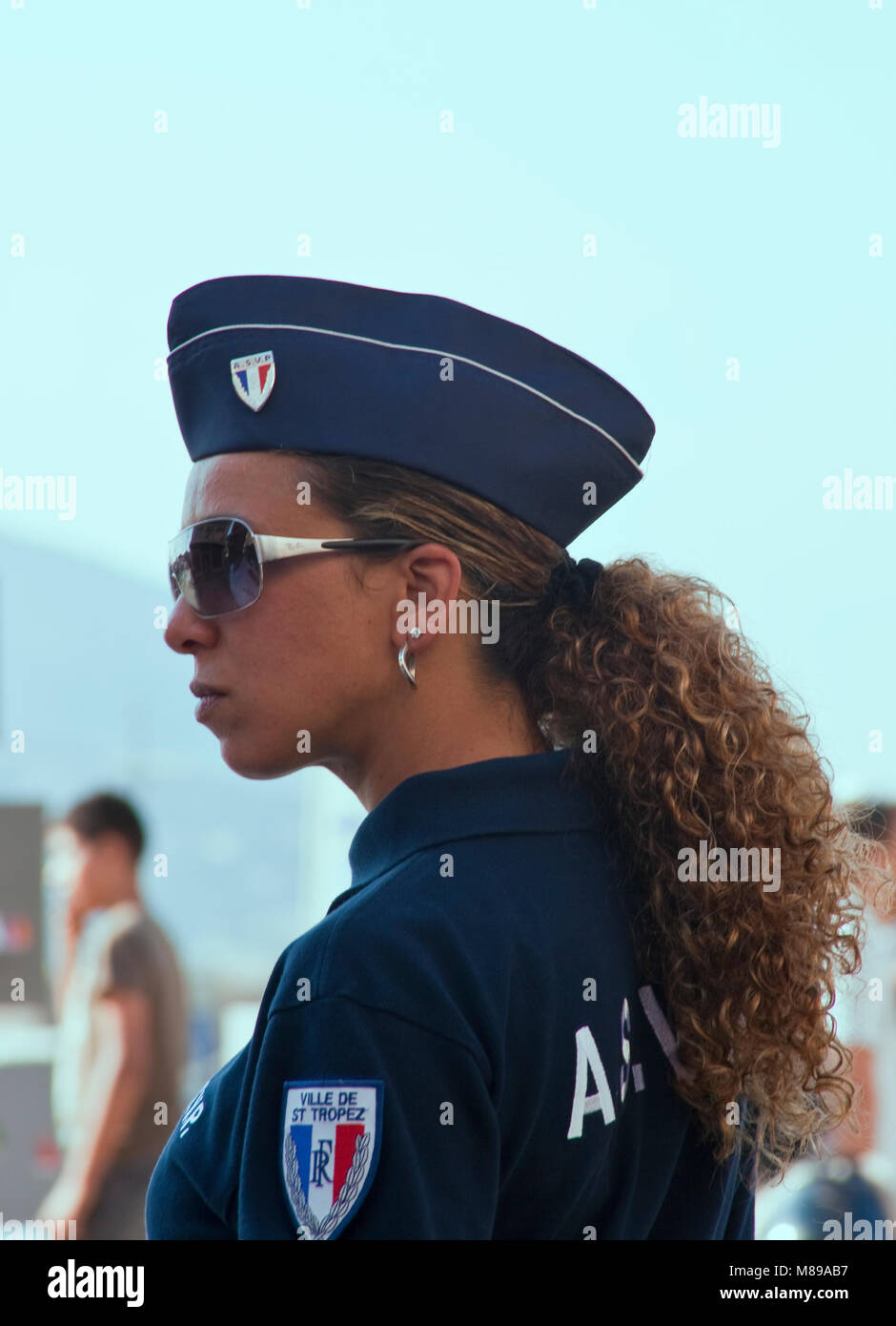 Police woman à vieille ville de Saint-Tropez, Côte d'Azur, France Sud, Côte d'Azur, France, Europe Banque D'Images