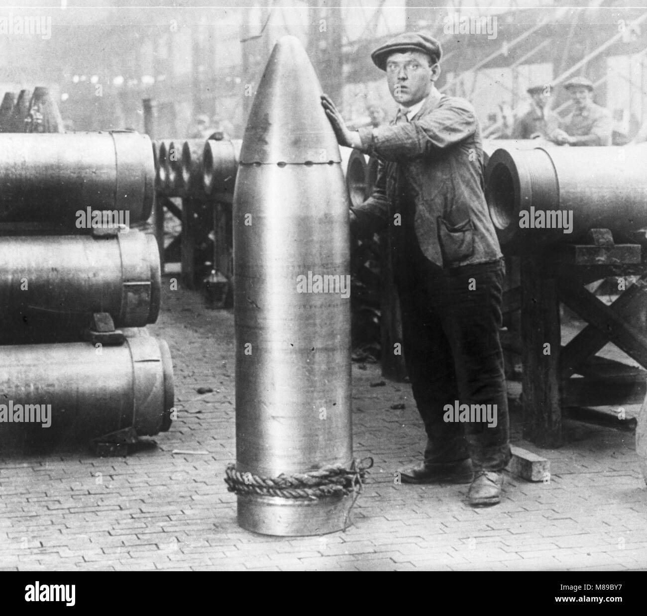 Grande Guerre d'obus de mortier en usine, en Angleterre par Burton Holmes, 1918 Banque D'Images