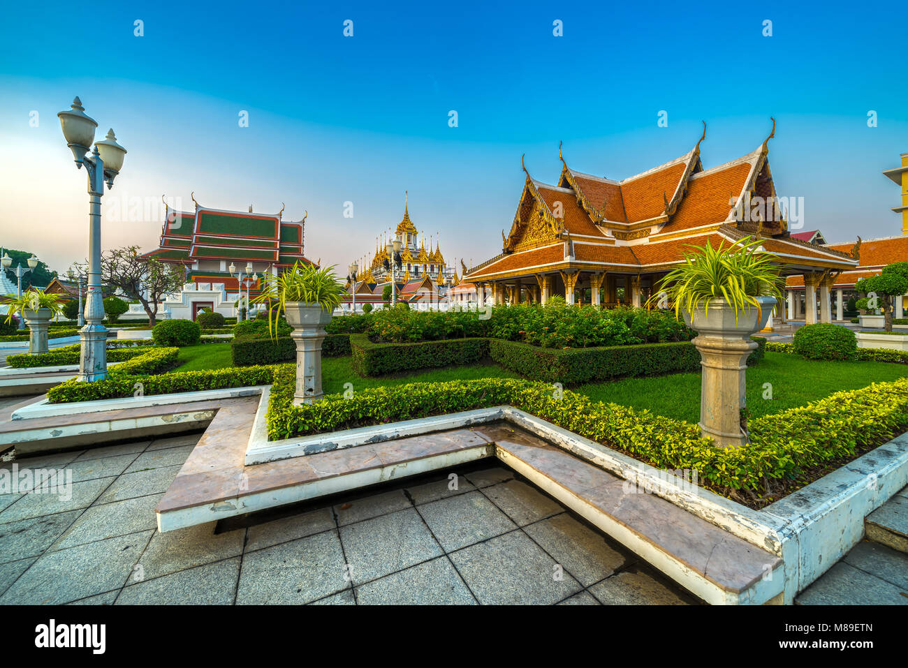 Le Temple de marbre de Bangkok, Wat Ratchanatdram et Loha Prasat. Bangkok, Thailandia. Banque D'Images