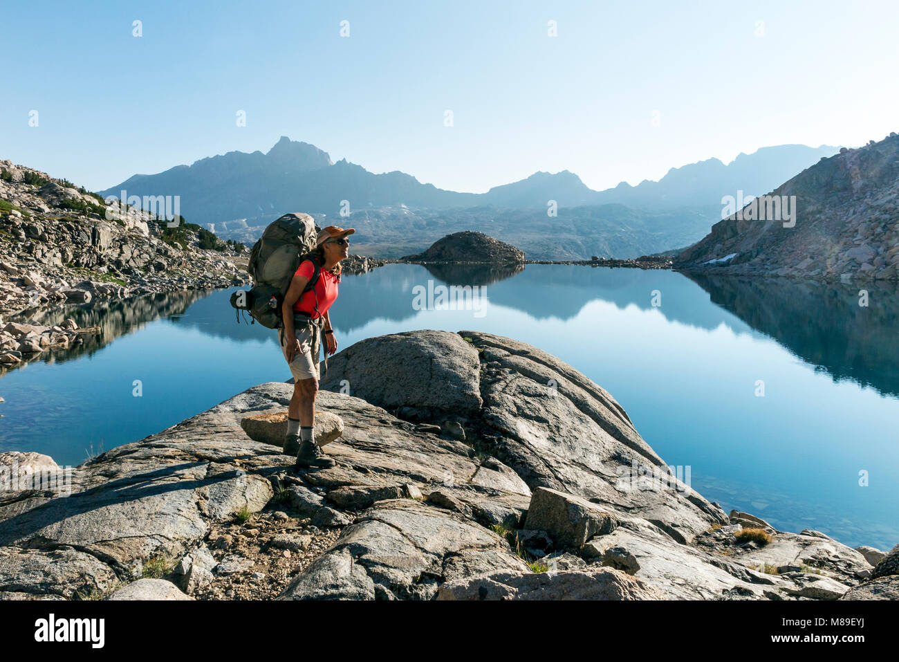 CA03376-00...CALIFORNIE - Vicky Printemps randonnées par Goethe Lake dans le John Muir Wilderness. (MR N° S1) Banque D'Images