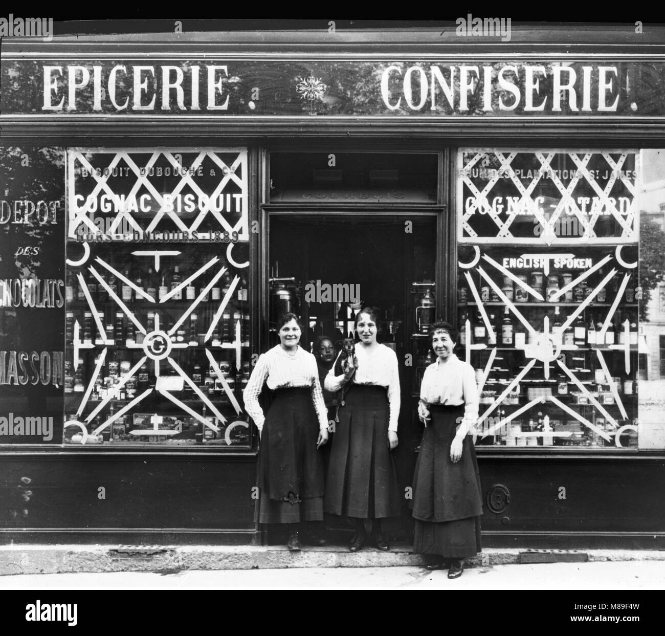 Divorce rapide Femmes SThree Bureau en face de l'épicerie Française, Paris, France, 1900 Banque D'Images