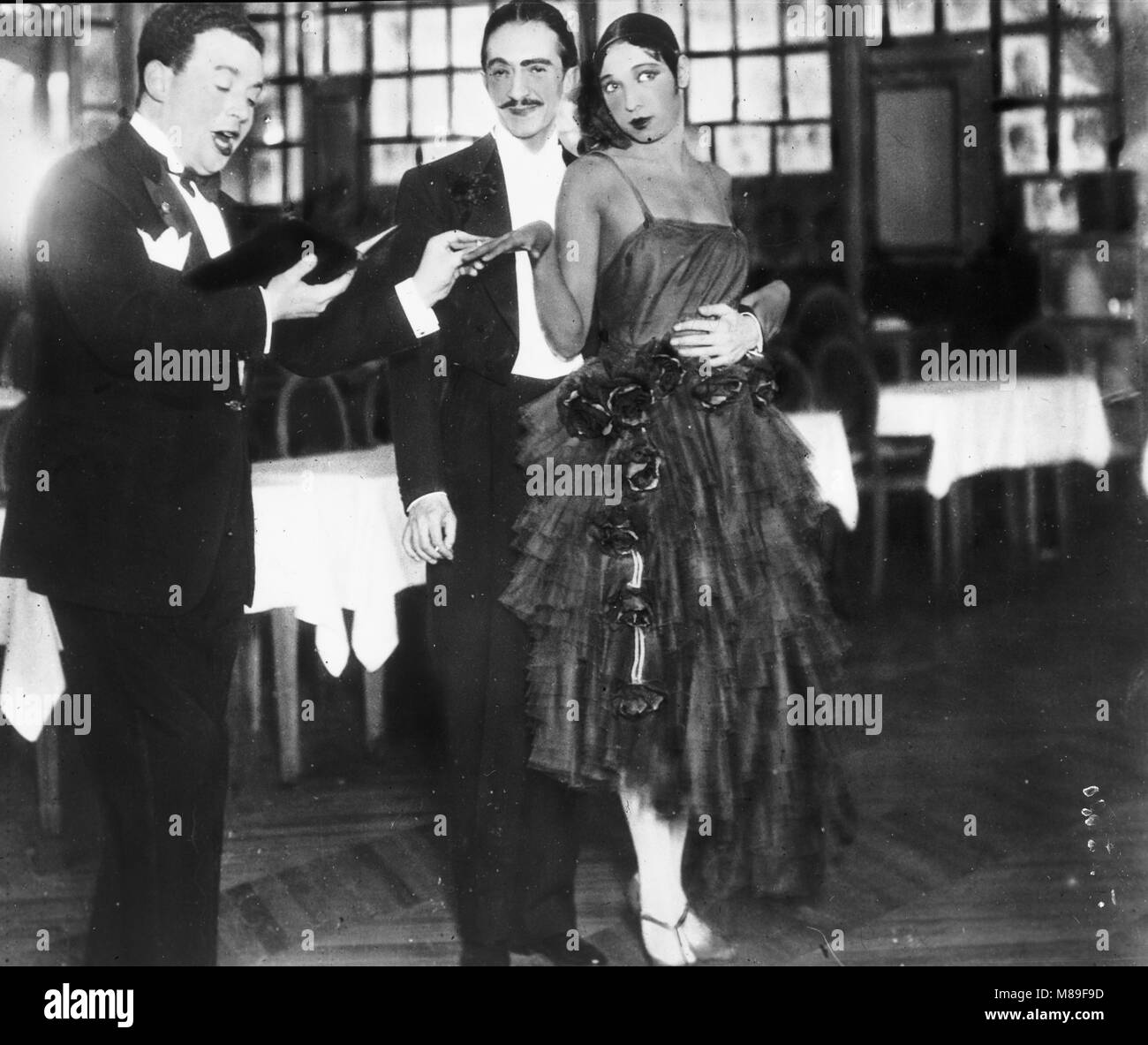 Josephine Baker avec le chanteur français dans un Cabaret, Paris, France Banque D'Images