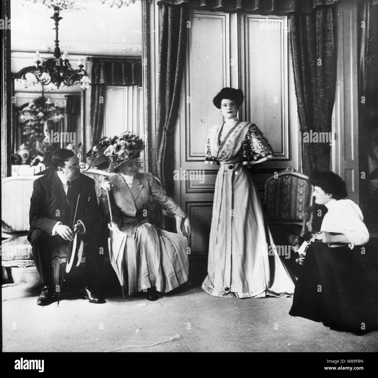 En modèle Couturier boutique, Paris, France, 1900 Banque D'Images