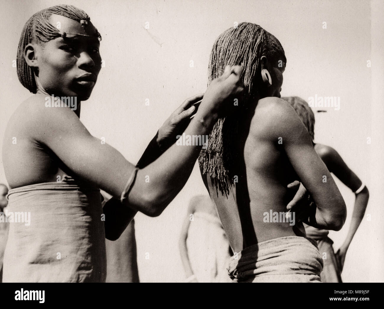 1940 Afrique de l'Est Kenya Maasai - cheveux tressage Banque D'Images