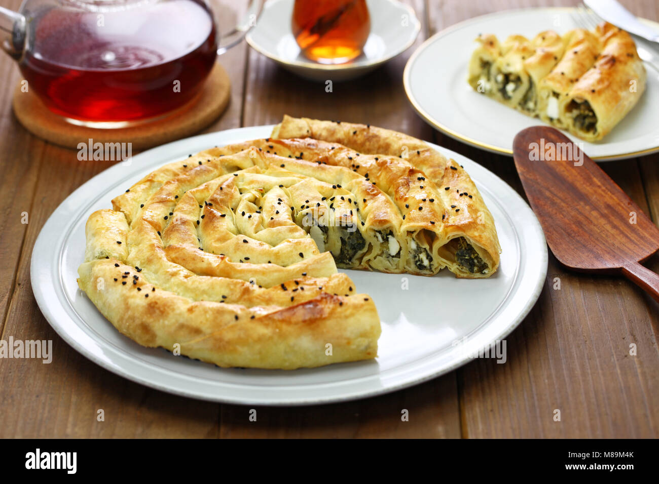 Laminés faits maison borek, épinards et fromage feta, la cuisine turque Banque D'Images