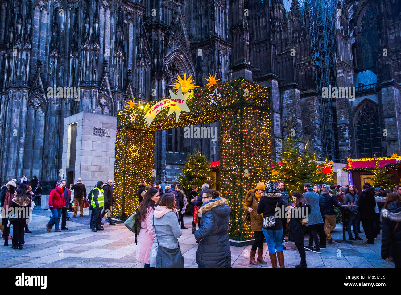 Cologne, Allemagne - 15 décembre 2017 : Marché de Noël près de l'église Dom à Cologne Allemagne dans le soleil du soir Banque D'Images