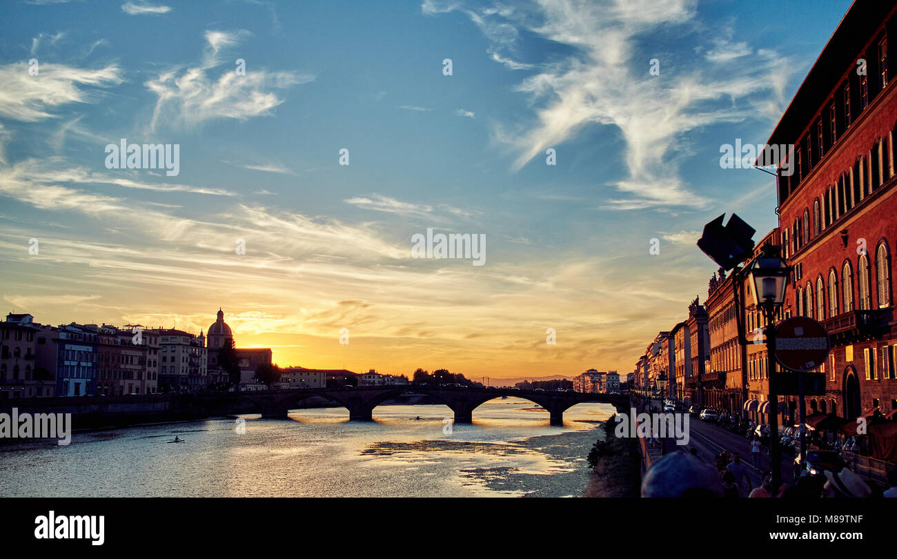 Coucher de soleil sur l'Arno, à Florence Italie, créer de belles couleurs. Banque D'Images