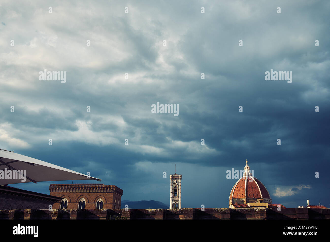 Approches tempête Florence, Italie avec Il Duomo au premier plan. Banque D'Images
