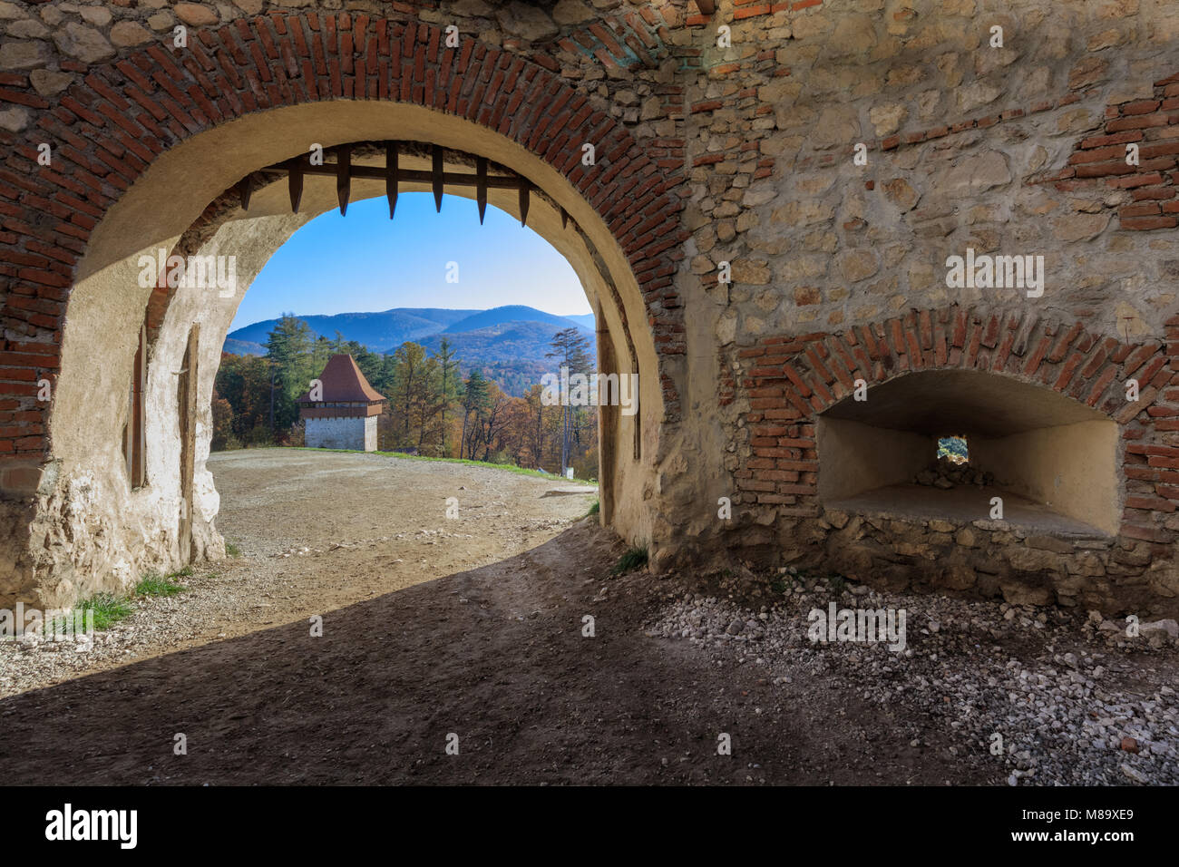 Entrée principale de la citadelle de Rasnov en Transylvanie, Roumanie Banque D'Images