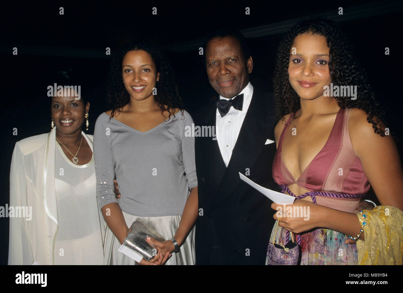 Sidney Poitier est une actrice, réalisatrice, auteur et diplomate, photographié avec sa famille à la "un bond de géant fo l'humanité' Ball à Los Angeles le 25 septembre 1999 MediaPunch RTGeller /Crédit : Banque D'Images