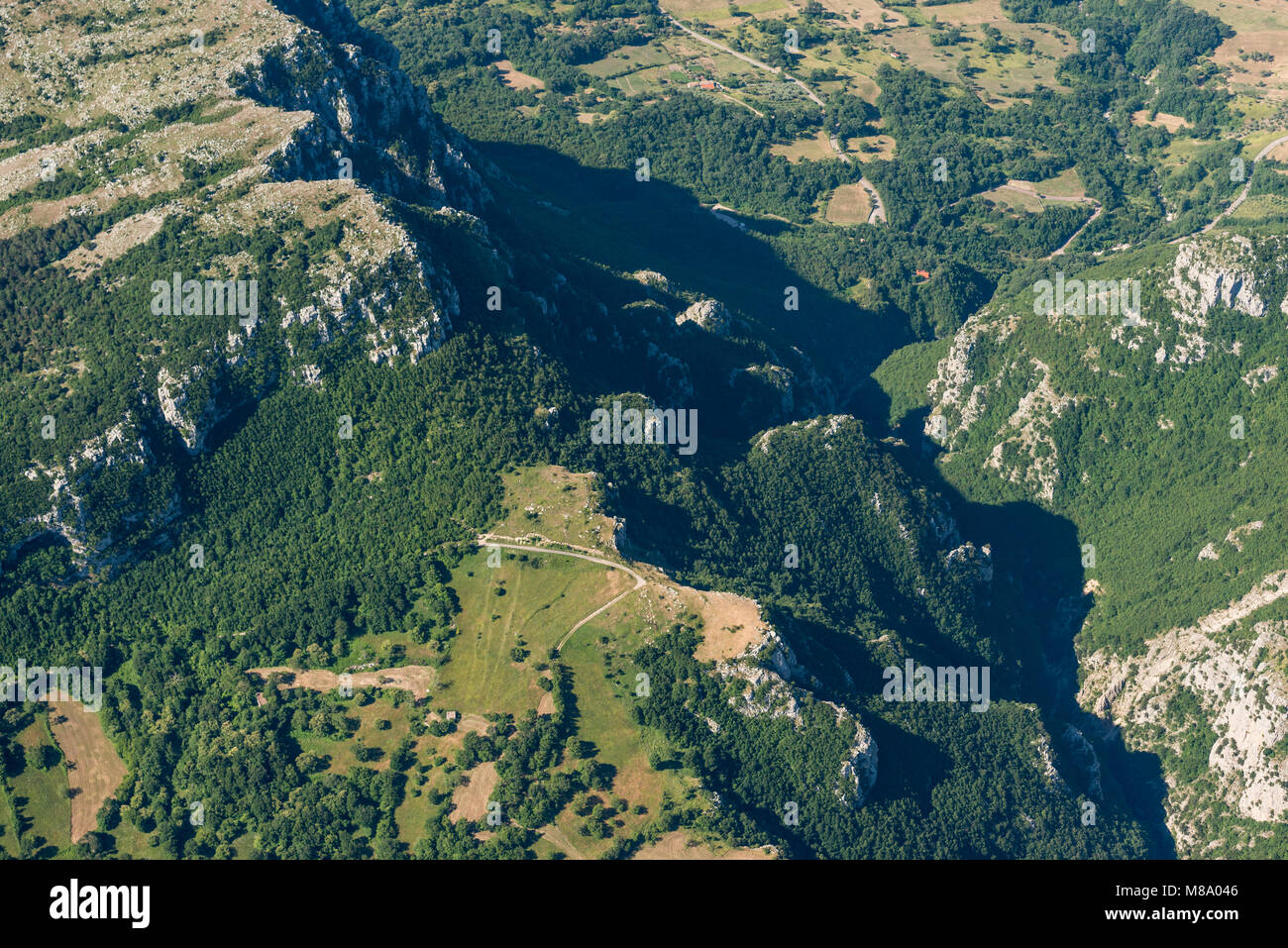 Image aérienne panorama de paysage de montagne près de Pietraroja, Monte le ragondin dans les montagnes des Apennins Banque D'Images