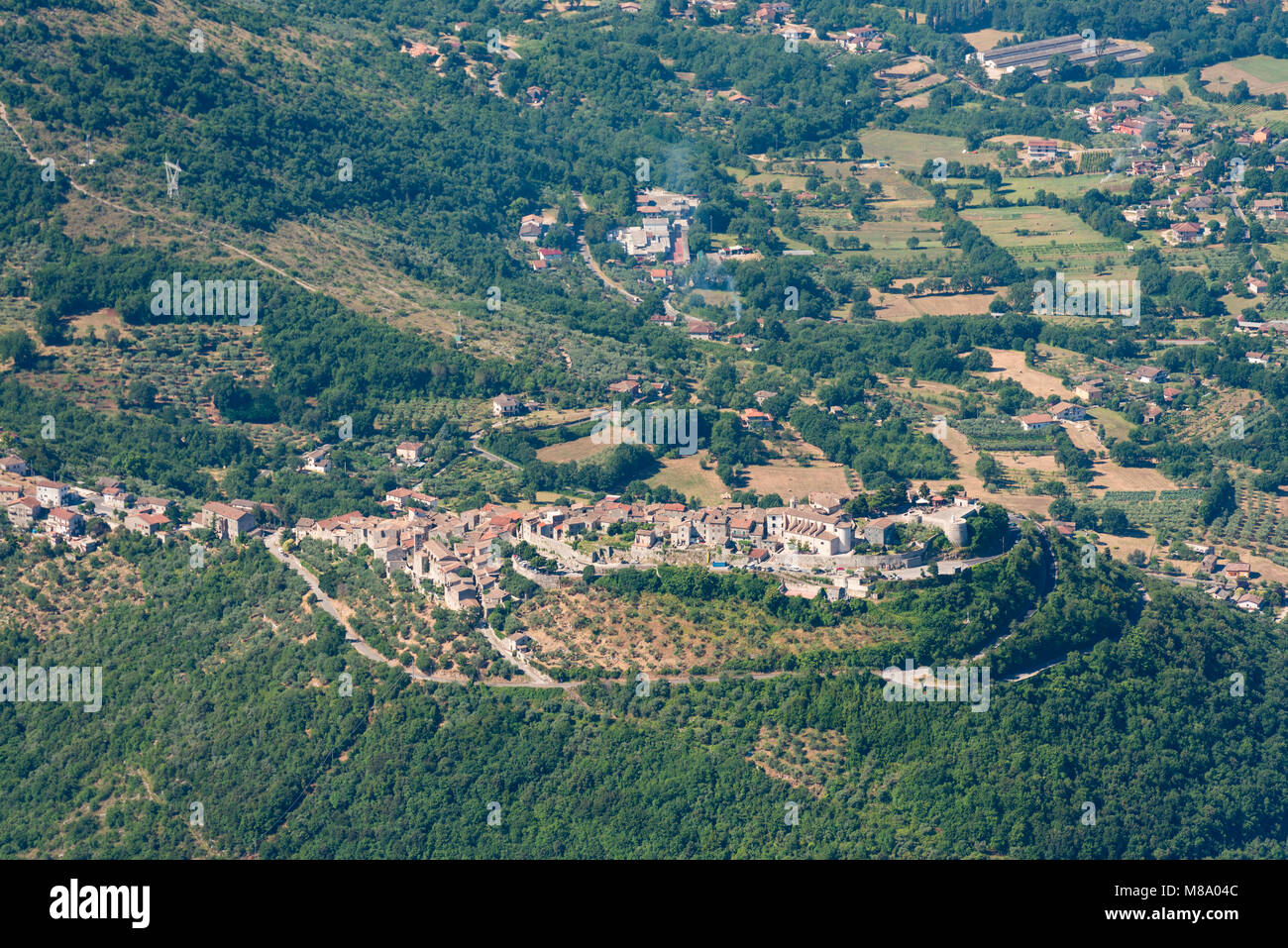 Image aérienne du village typique sur une colline dans les Apennins, près de Monte le ragondin Banque D'Images