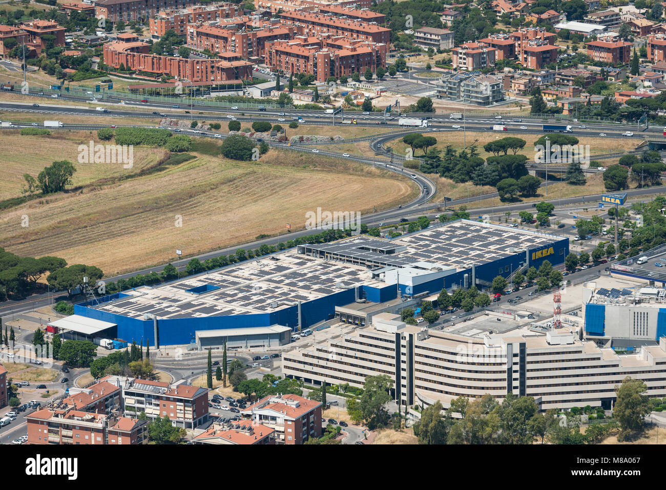 L'image aérienne d'IKEA Roma Anagnina à côté de l'entrée de la sortie de l'autoroute 21 et 22 sur l'A90 E80 et Via Anagnina Banque D'Images
