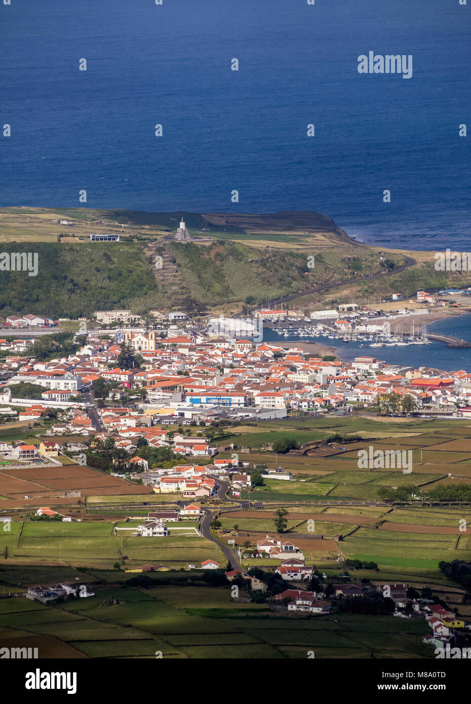 Vue vers Praia da Vitoria de Serra do cume, l'île de Terceira, Açores, Portugal Banque D'Images