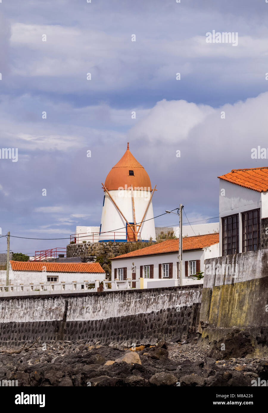 Moulin à vent traditionnel à Santa Cruz, l'île de Graciosa, Açores, Portugal Banque D'Images
