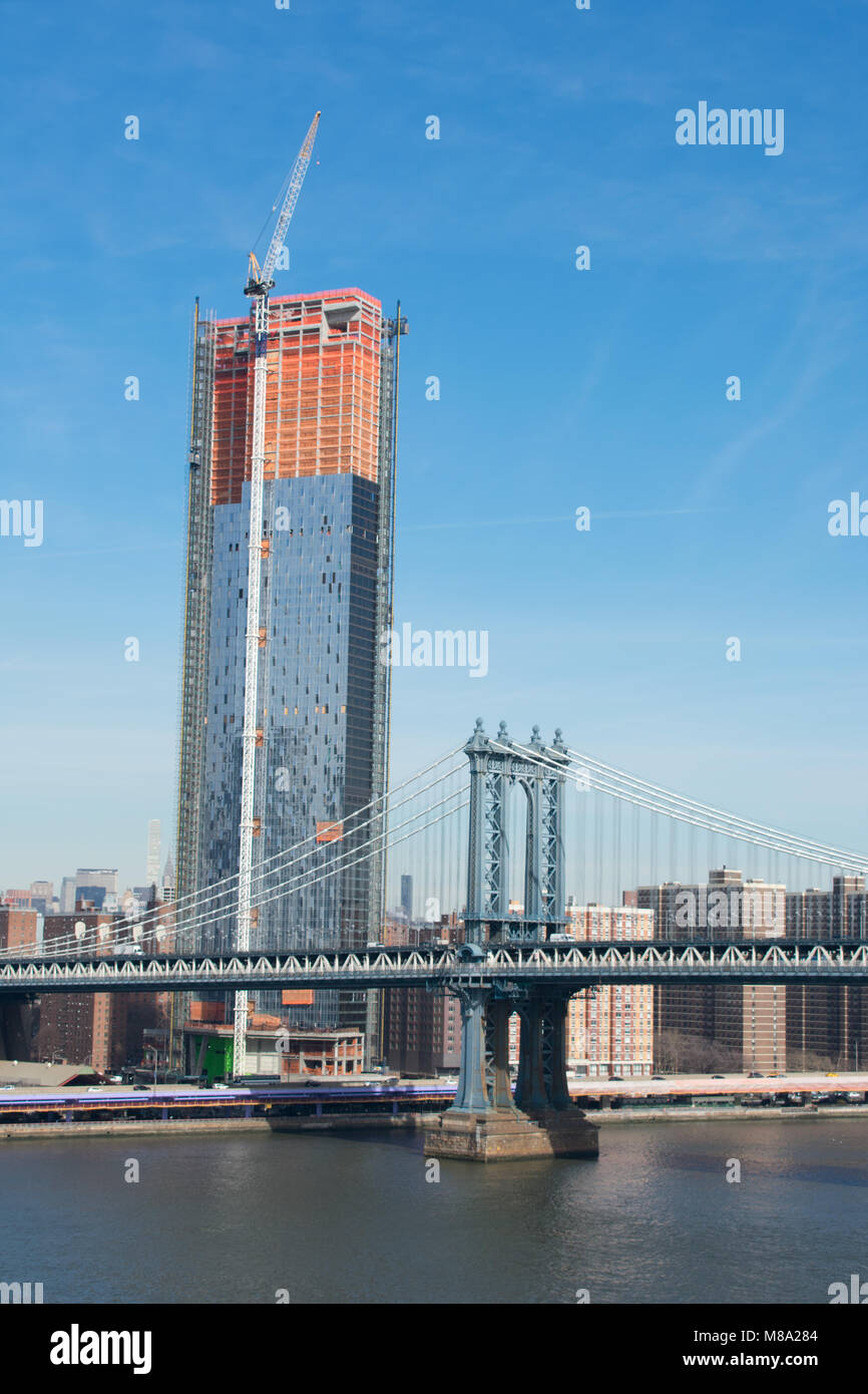 Pont de Manhattan à New York City, la construction du bâtiment et le ciel bleu en arrière-plan. Banque D'Images