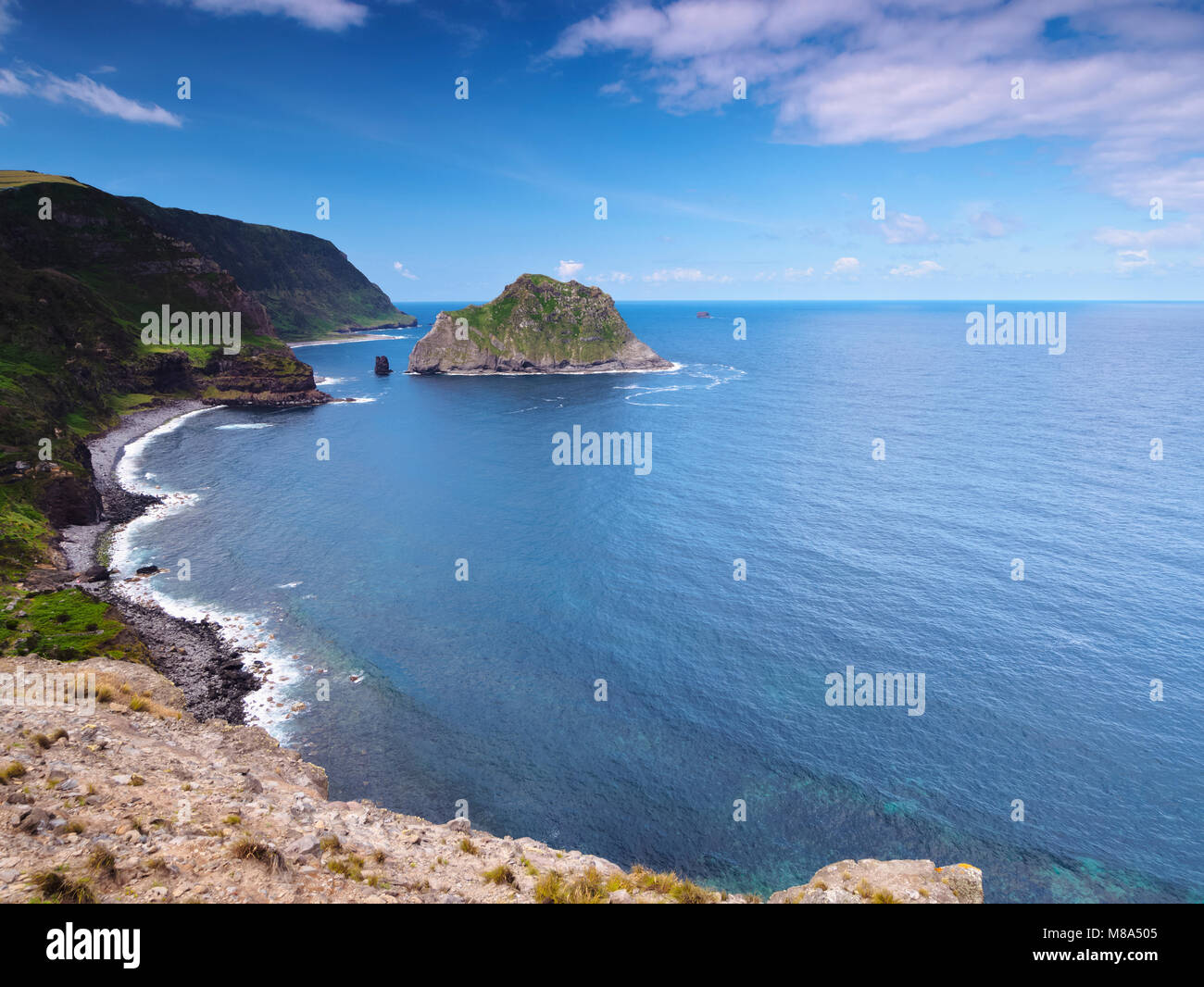 Vue côtière vers l'Ilheu de Maria Vaz, l'île de Flores, Açores, Portugal Banque D'Images