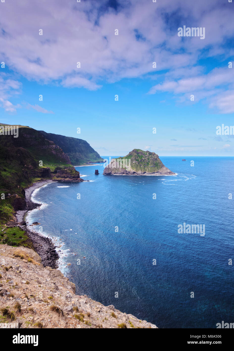 Vue côtière vers l'Ilheu de Maria Vaz, l'île de Flores, Açores, Portugal Banque D'Images