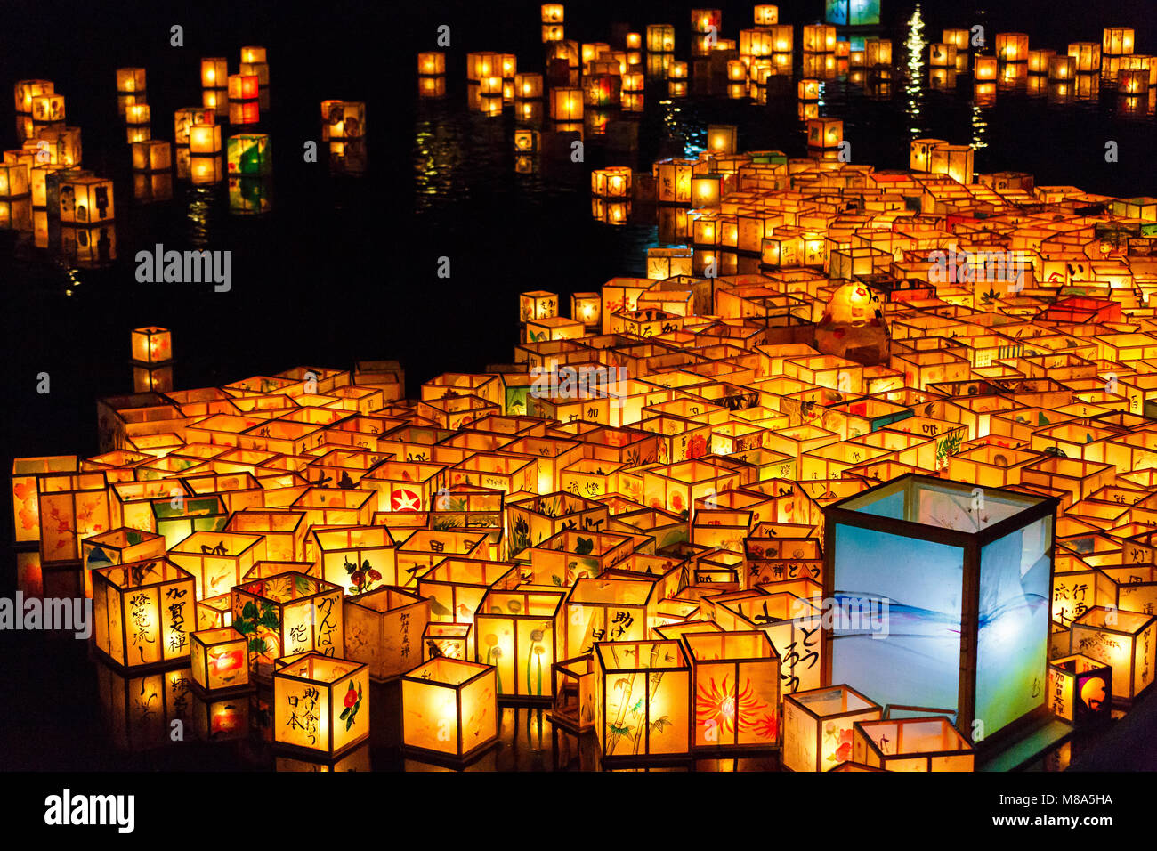 Lanternes flottantes en Festival Hyakumangoku, préfecture d'Ishikawa, Japon Banque D'Images