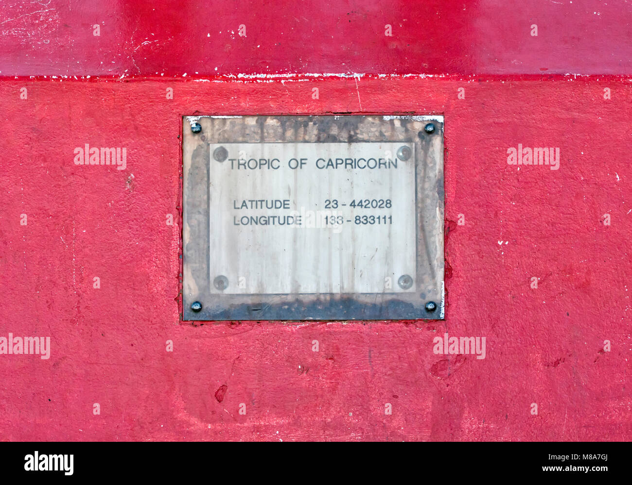 Ancienne plaque en métal robuste iconique du Tropique du Capricorne sur un fond de fer rouge, de l'Australie Banque D'Images
