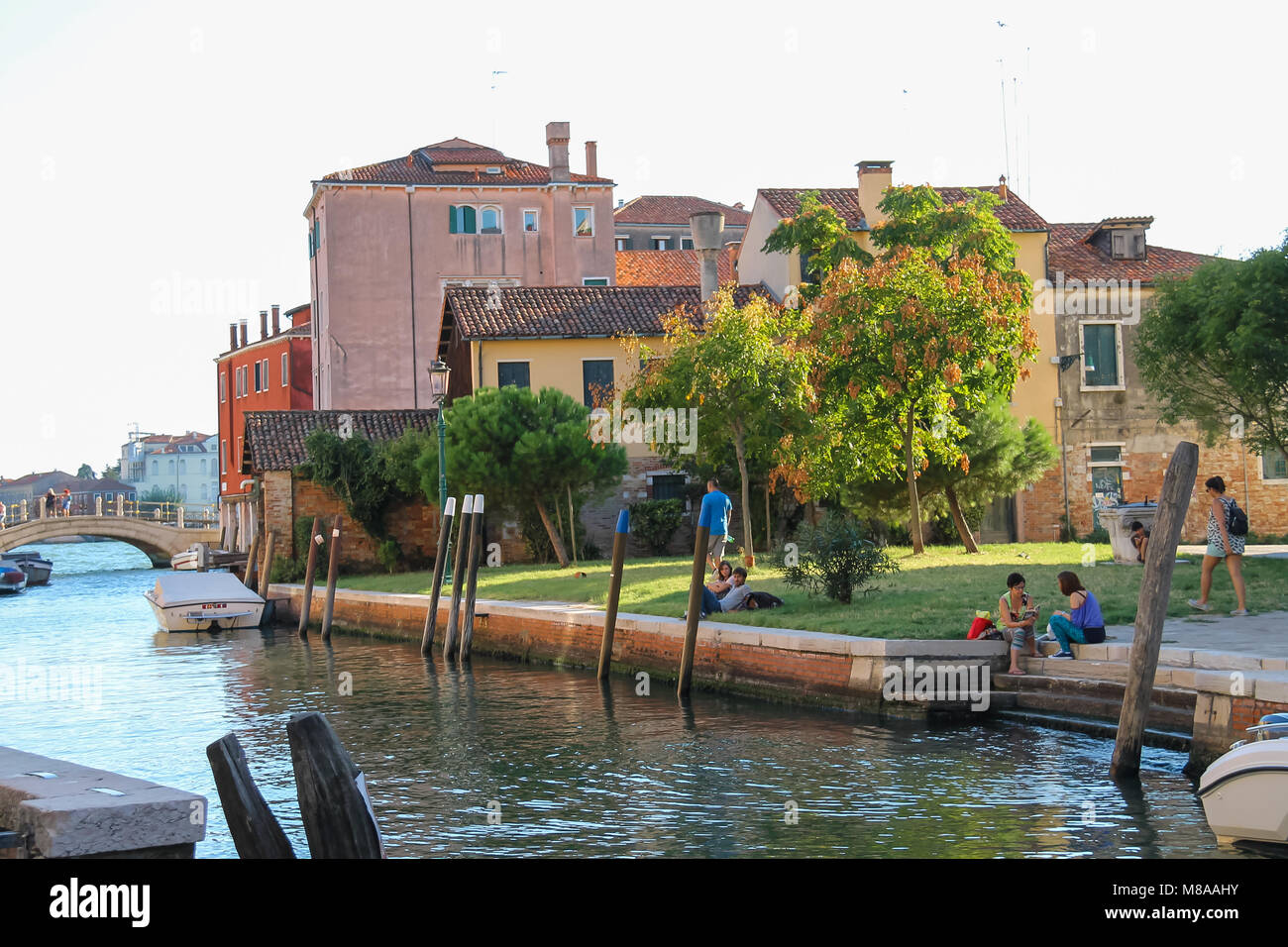 Venise, Italie - 13 août 2016 : les touristes se reposant dans petit parc près de l'eau Banque D'Images