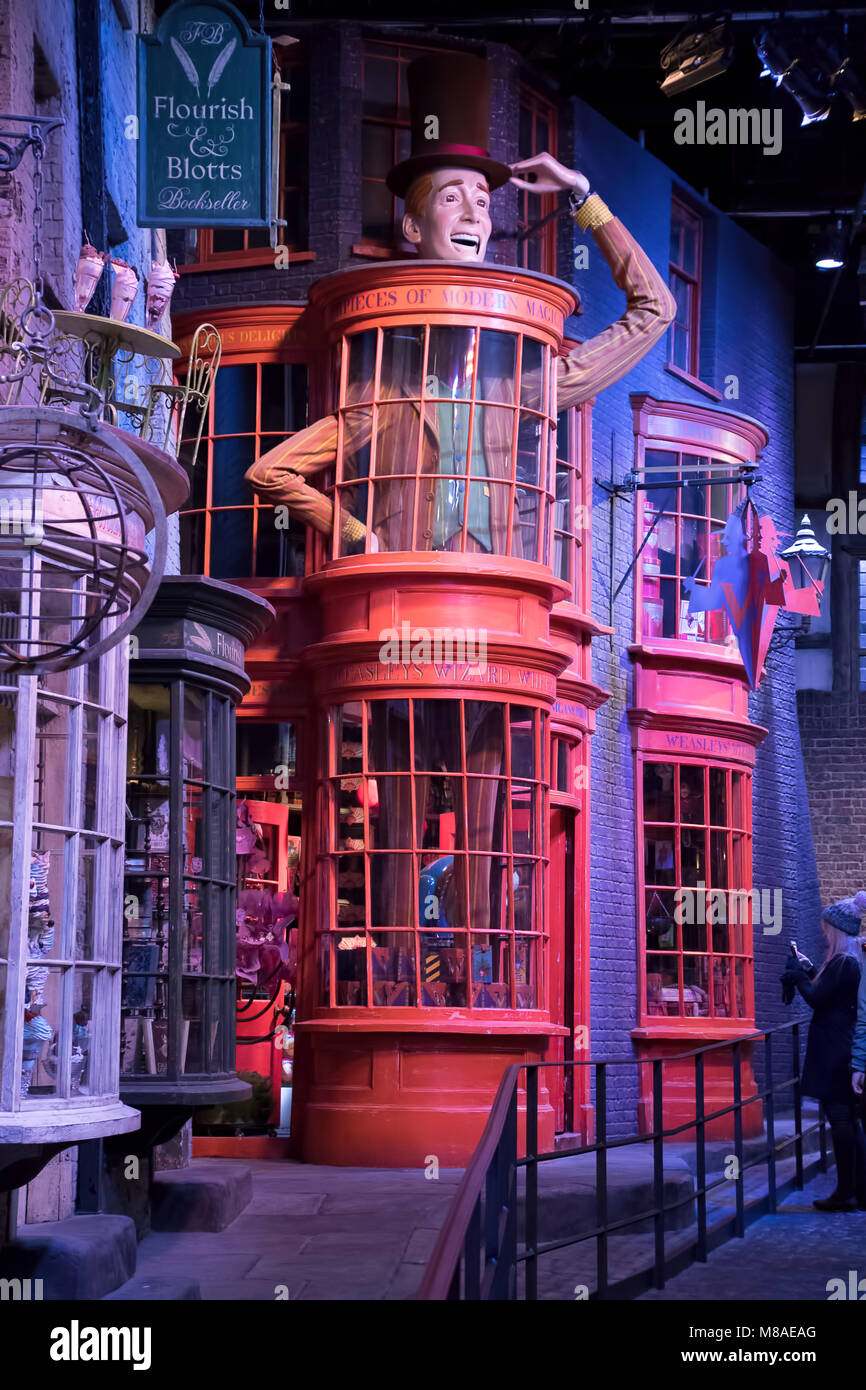 LEAVESDEN, UK - 24 février 2018 : le chemin de traverse l'affichage à la réalisation d'Harry Potter Warner Bros studio tour à Leavesden en, UK Banque D'Images