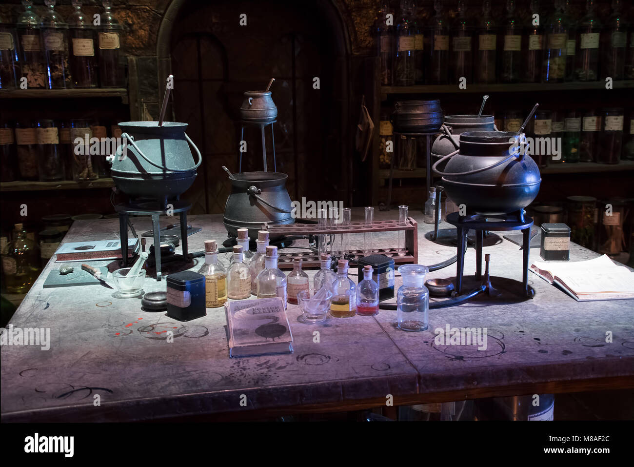 LEAVESDEN, UK - 24 février 2018 : salle de potion à l'affichage de décisions d' Harry Potter À Leavesden en studio Warner Bros, UK Banque D'Images