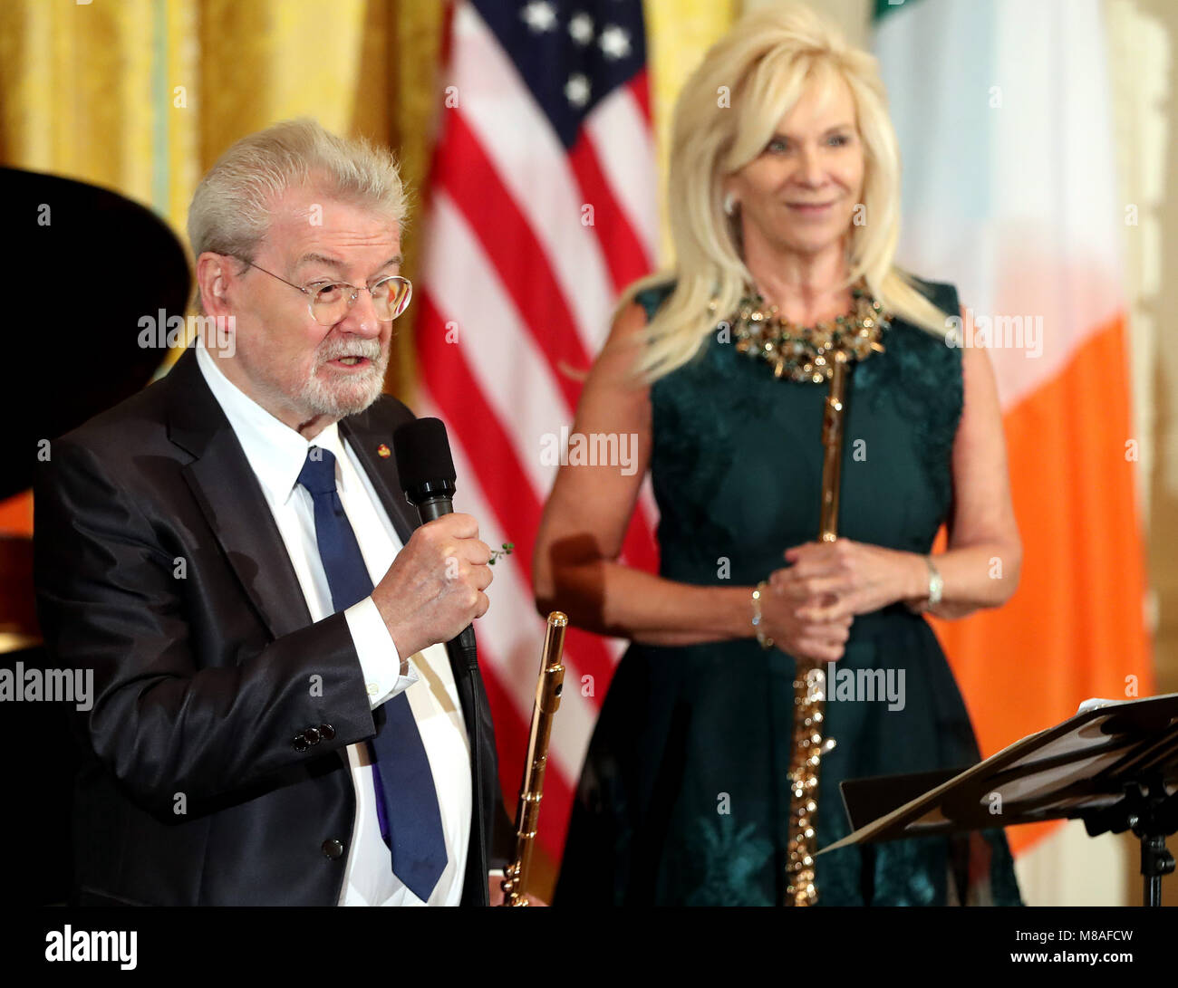 Flûtiste Sir James Galway Galway Dame et la foule à la Maison blanche au cours de l'Assemblée shamrock présentation cérémonie à la Maison Blanche à Washington DC, USA Banque D'Images