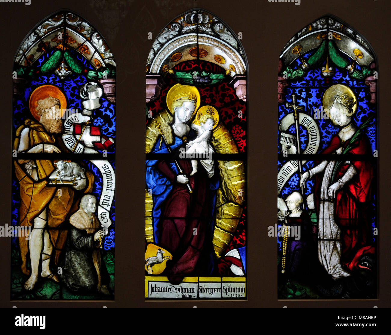 Dans une vierge Aureola avec Saint-Jean-Baptiste et Saint-jean Margarete de la chartreuse à Freiburg, Allemagne. Atelier de Hans von Ropstein Gitschmann, appelé, 1528. Vitrail. Schnütgen Museum. Cologne, Allemagne. Banque D'Images